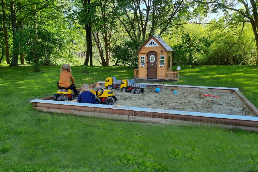 Spielplatz im Gutspark direkt am Biergarten